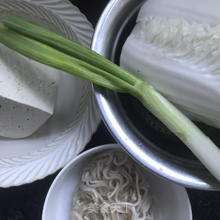 裙带菜白菜炖豆腐步骤1