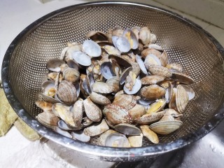 蒜蓉炒花甲步骤1