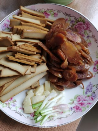腊肠炒香干步骤1