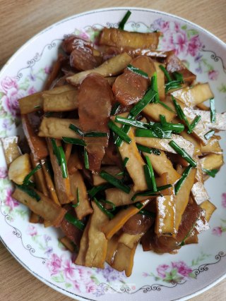 腊肠炒香干步骤6