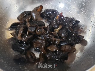 苦瓜木耳炒鸡蛋步骤1