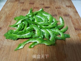 苦瓜木耳炒鸡蛋步骤2