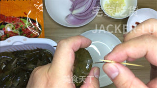 干锅香辣虾，做法简单，虾肉鲜甜，酱汁香辣，唆着手指越吃越香。步骤1