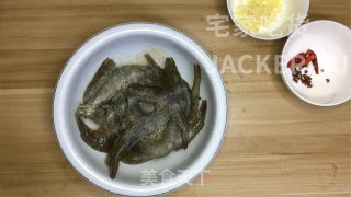 干锅香辣虾，做法简单，虾肉鲜甜，酱汁香辣，唆着手指越吃越香。步骤2