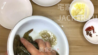 干锅香辣虾，做法简单，虾肉鲜甜，酱汁香辣，唆着手指越吃越香。步骤3