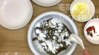 干锅香辣虾，做法简单，虾肉鲜甜，酱汁香辣，唆着手指越吃越香。步骤4