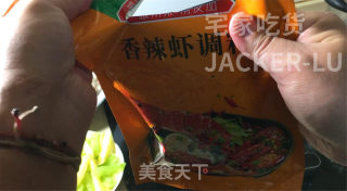 干锅香辣虾，做法简单，虾肉鲜甜，酱汁香辣，唆着手指越吃越香。步骤5