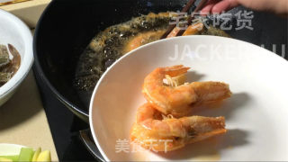 干锅香辣虾，做法简单，虾肉鲜甜，酱汁香辣，唆着手指越吃越香。步骤7