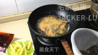 干锅香辣虾，做法简单，虾肉鲜甜，酱汁香辣，唆着手指越吃越香。步骤6