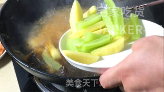 干锅香辣虾，做法简单，虾肉鲜甜，酱汁香辣，唆着手指越吃越香。步骤8