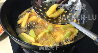 干锅香辣虾，做法简单，虾肉鲜甜，酱汁香辣，唆着手指越吃越香。步骤9