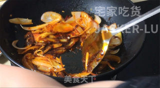 干锅香辣虾，做法简单，虾肉鲜甜，酱汁香辣，唆着手指越吃越香。步骤12