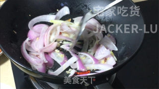 干锅香辣虾，做法简单，虾肉鲜甜，酱汁香辣，唆着手指越吃越香。步骤10
