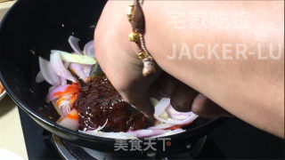 干锅香辣虾，做法简单，虾肉鲜甜，酱汁香辣，唆着手指越吃越香。步骤11