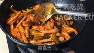 干锅香辣虾，做法简单，虾肉鲜甜，酱汁香辣，唆着手指越吃越香。步骤13