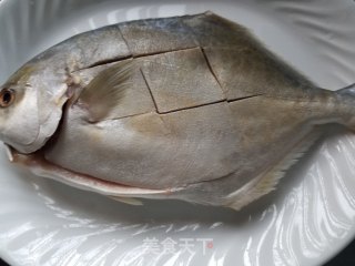 洛神花酱烧金鲳鱼步骤1