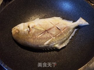 洛神花酱烧金鲳鱼步骤4