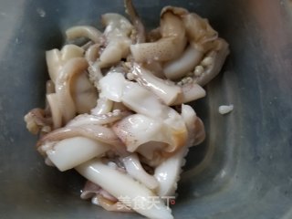 鲜鱿炒黄豆芽步骤2