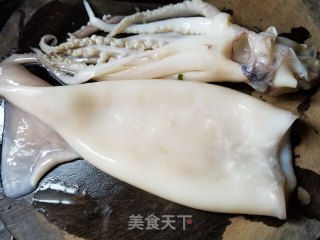 鲜鱿炒黄豆芽步骤1