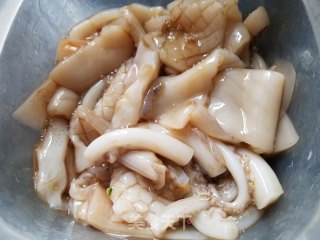 鲜鱿炒黄豆芽步骤5