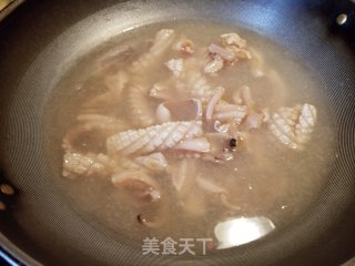 鲜鱿炒黄豆芽步骤8