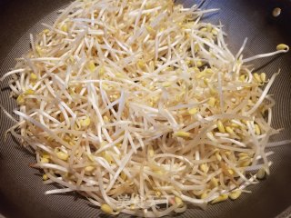 鲜鱿炒黄豆芽步骤11