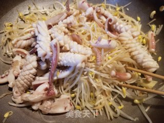 鲜鱿炒黄豆芽步骤12