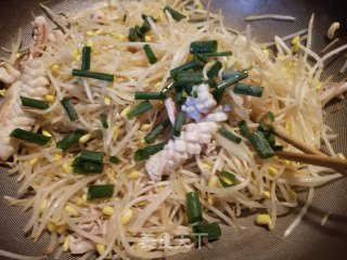 鲜鱿炒黄豆芽步骤13