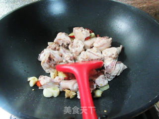 锅巴三黄鸡步骤3