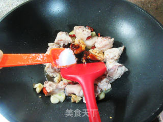 锅巴三黄鸡步骤7