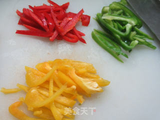 肉丝彩椒炒黄豆芽步骤2