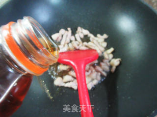 肉丝彩椒炒黄豆芽步骤4