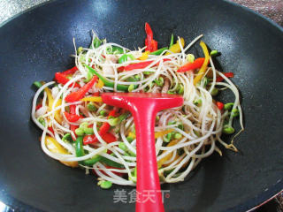 肉丝彩椒炒黄豆芽步骤7
