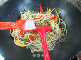 肉丝彩椒炒黄豆芽步骤8