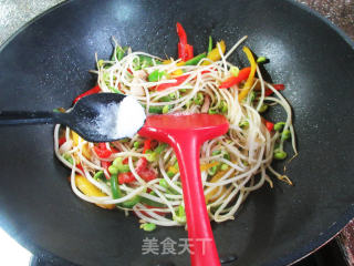 肉丝彩椒炒黄豆芽步骤9