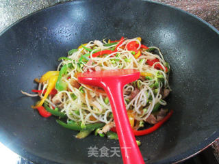 肉丝彩椒炒黄豆芽步骤10