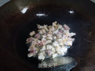 木耳剁椒蒸土鸡步骤2