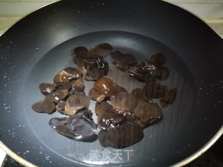 木耳剁椒蒸土鸡步骤1
