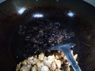 木耳剁椒蒸土鸡步骤5