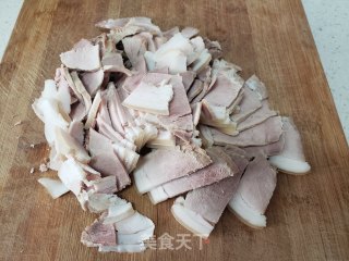 土豆片炖回锅肉步骤1