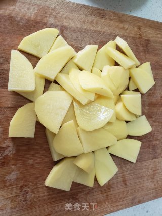 土豆片炖回锅肉步骤2