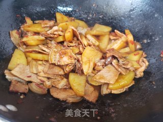 土豆片炖回锅肉步骤7
