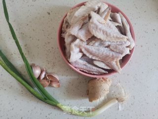 红烧鸡翅尖步骤1
