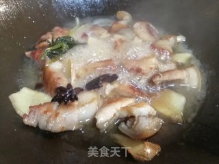 软糯香甜，好吃入味的茨菇红烧肉步骤5