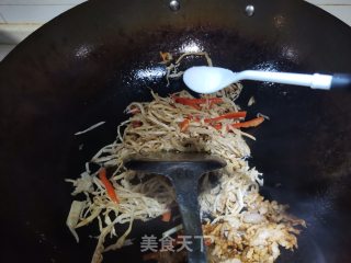 韭黄笋子炒肉步骤4