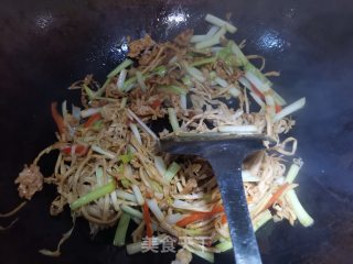 韭黄笋子炒肉步骤6