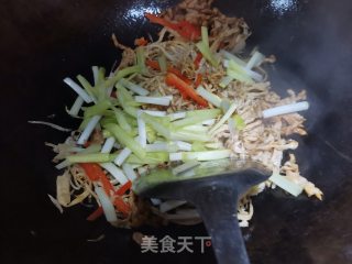 韭黄笋子炒肉步骤5