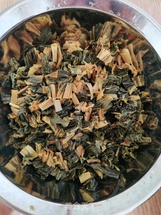 五花肉烧菜干步骤2