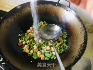 辣子滑油鸡丁步骤6