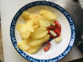 泡椒仔姜炒鸡胗步骤2